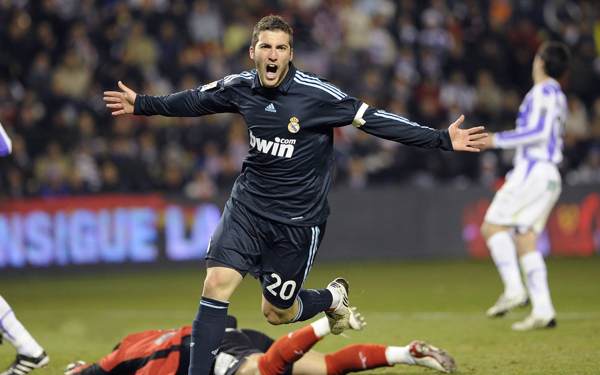 开云官方-欧洲足球擂台上的硝烟弥漫，谁能立于不败之地？，欧洲足球盛宴